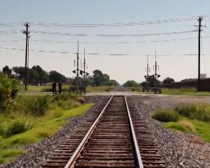 tesla’s-self-driving-mode-may-struggle-near-railroads