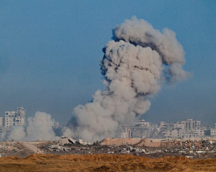 israeli-strikes-kill-19-palestinians-near-gaza’s-last-functioning-hospitals