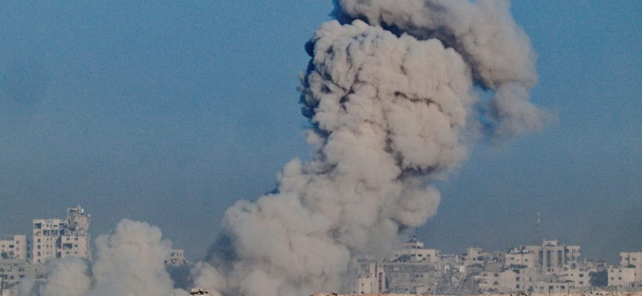 israeli-strikes-kill-19-palestinians-near-gaza’s-last-functioning-hospitals