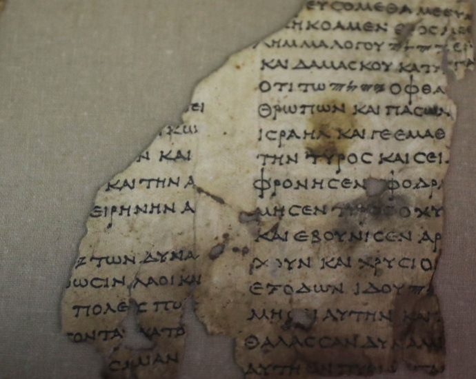scientists-unlock-secret-ancient-scrolls-that-haven’t-been-read-for-2,000-years