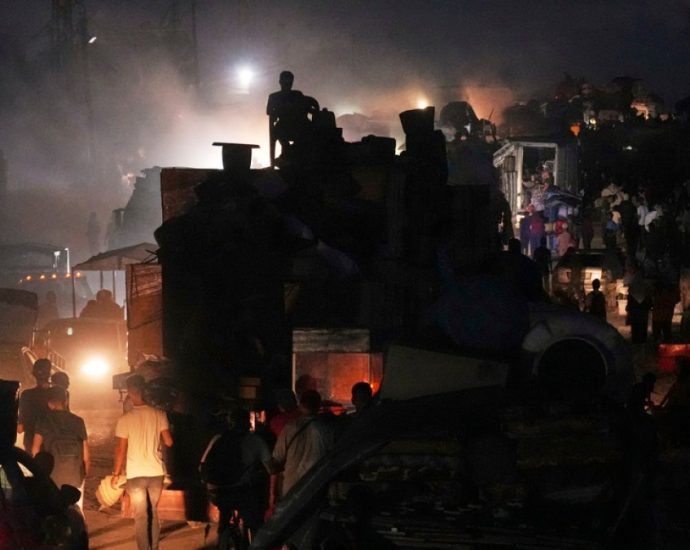 panic-in-gaza-city-as-israel-advances-on-centre,-‘sandwiching’-population