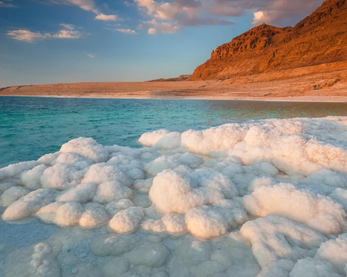 scientists-stunned-by-salt-giants-forming-beneath-the-dead-sea