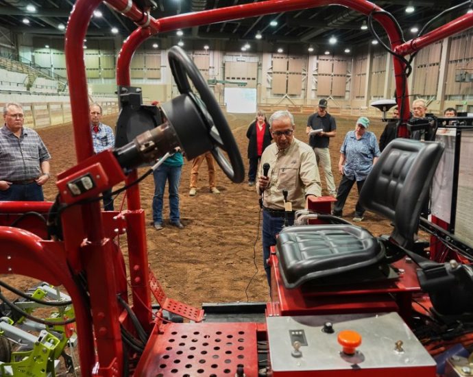 will-electric-tractors-gain-traction?-at-a-pilot-event-for-farmers,-researchers-see-possibilities