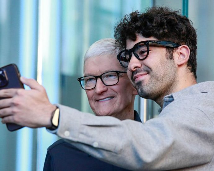 iphone-price-hikes-aren’t-tied-to-tariffs,-apple-ceo-says