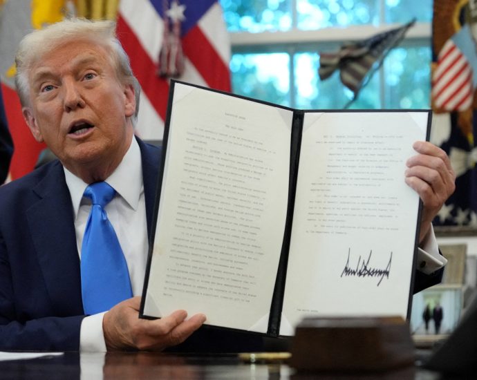 us-says-$100,000-fee-for-h-1b-visas-will-not-apply-to-existing-holders