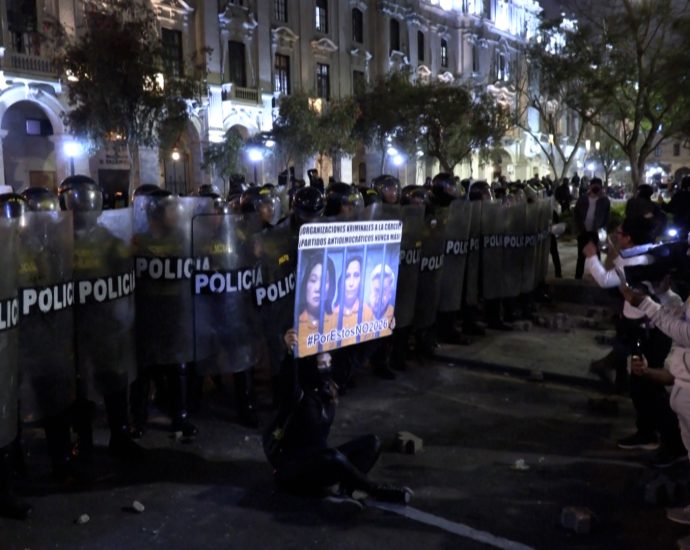 peru’s-gen-z-protesters-clash-with-police-in-lima