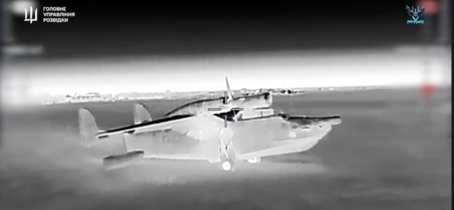 first-time-in-combat-history:-ukraine-destroys-rare-soviet-era-amphibious-planes-in-occupied-crimea-[video]
