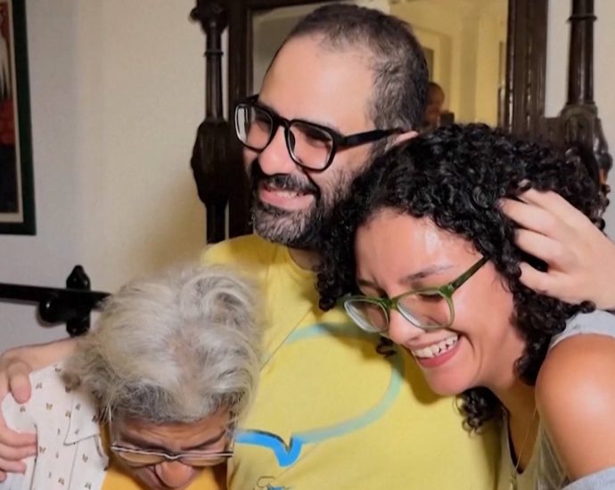 alaa-abd-el-fattah-is-free:-family-celebrates-political-prisoner’s-release-in-egypt