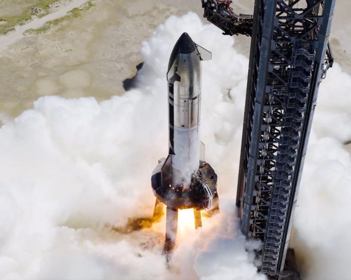 SpaceX fires up Starship spacecraft ahead of 11th test flight (video)