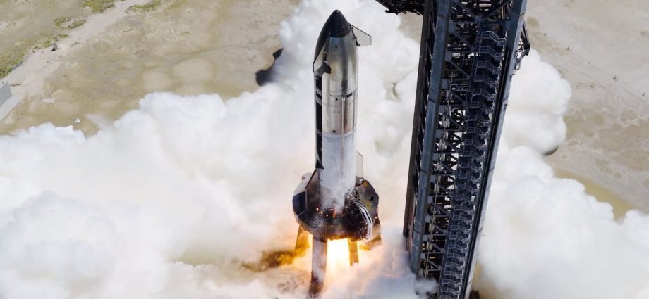 SpaceX fires up Starship spacecraft ahead of 11th test flight (video)