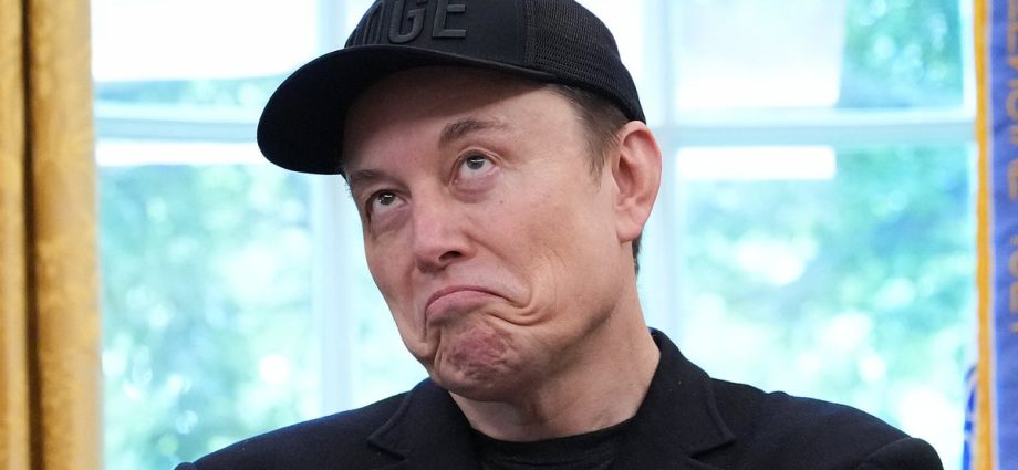 white-house-now-wants-hundreds-of-federal-workers-axed-by-doge-to-come-back-to-work