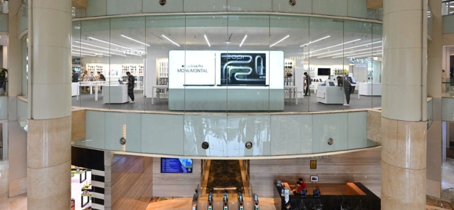 indonesia’s-thrifty-window-shoppers-cast-doubt-on-economic-success-story