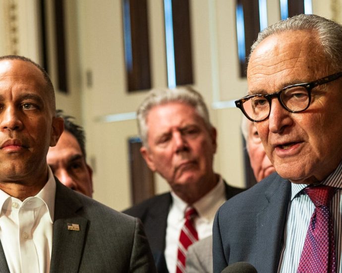 progressive-groups-urge-democrats-to-hold-the-line-as-shutdown-nears