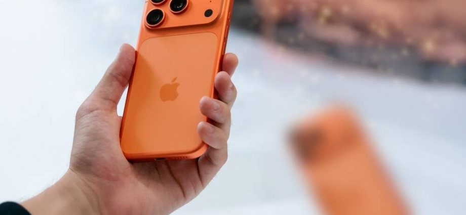 iphone-17-scratchgate-is-real,-ifixit-warns-–-buy-a-case-for-your-fancy-phone