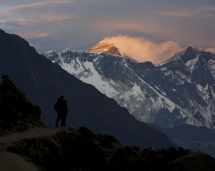 in-a-first,-polish-climber-skis-down-everest-without-supplemental-oxygen