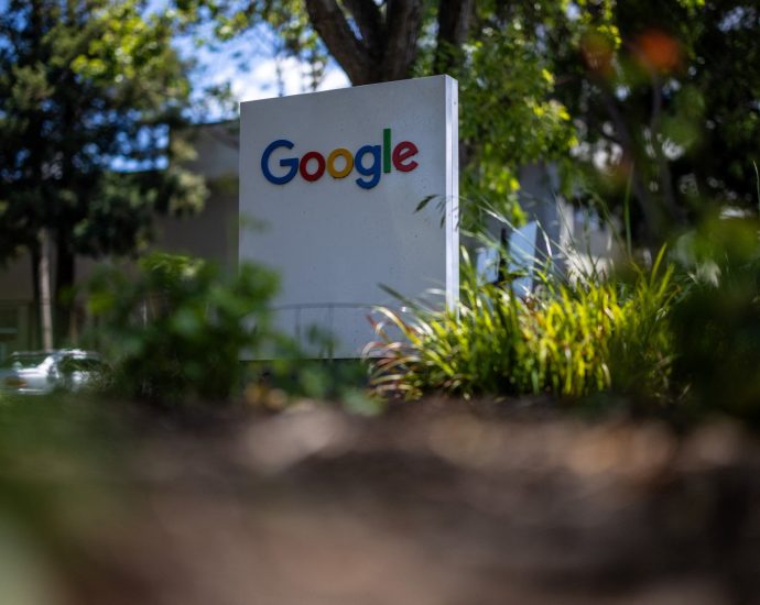 google-urges-supreme-court-to-halt-app-store-injunction-in-epic-games-suit