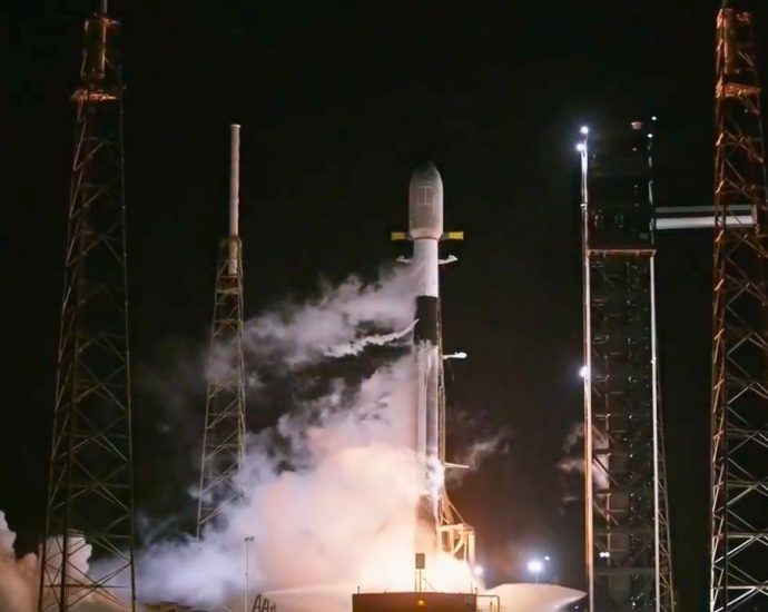 SpaceX launches 28 Starlink broadband satellites to orbit from Florida (video)