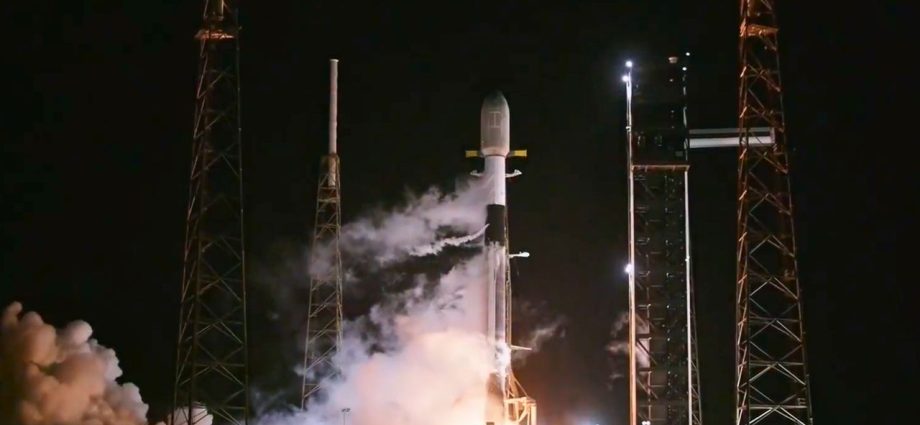 SpaceX launches 28 Starlink broadband satellites to orbit from Florida (video)
