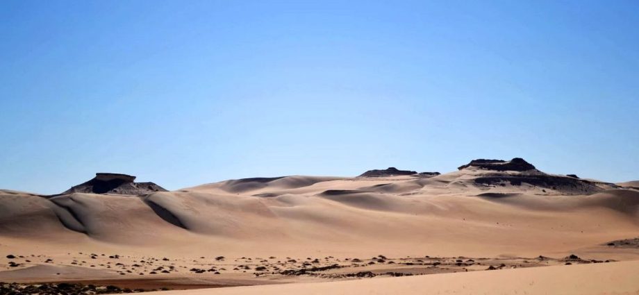 bodies-of-five-suspected-migrants-found-in-desert-in-northern-libya,-aid-groups-say