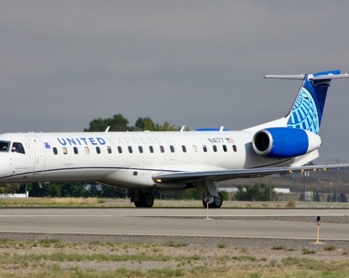 united-express-erj-145-overruns-runway-at-roanoke-blacksburg-airport