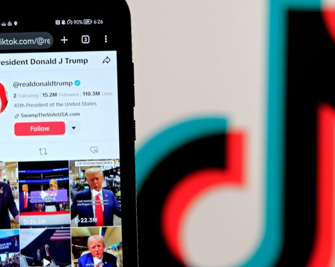 The Traitor wants to give TikTok to his friends