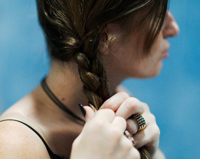 my-mom-used-my-hair-to-inflict-pain-years-later,-the-simplest-ritual-helped-me-heal.