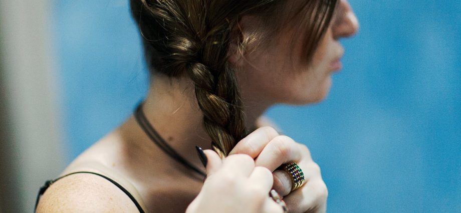 my-mom-used-my-hair-to-inflict-pain-years-later,-the-simplest-ritual-helped-me-heal.