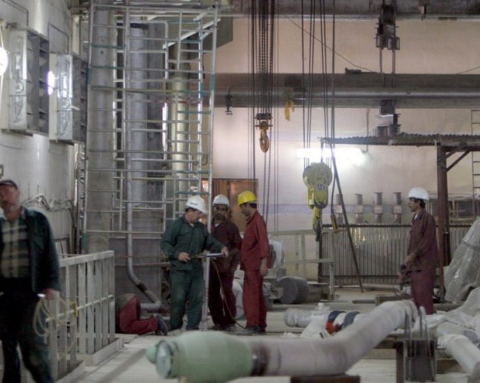 iran-and-russia-sign-$25bn-nuclear-plant-deal