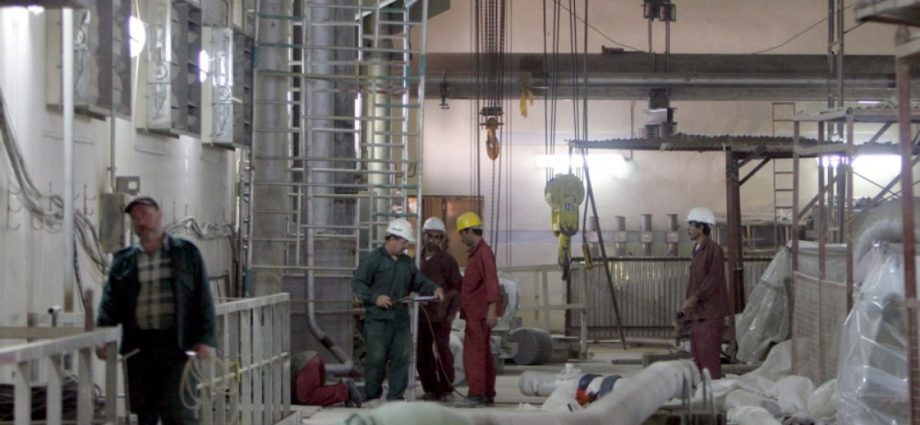 iran-and-russia-sign-$25bn-nuclear-plant-deal