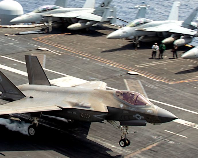boeing-vs.-lockheed:-who’s-winning-the-military-aircraft-battle-in-2025?
