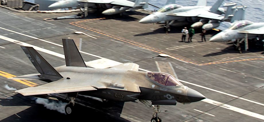 boeing-vs.-lockheed:-who’s-winning-the-military-aircraft-battle-in-2025?