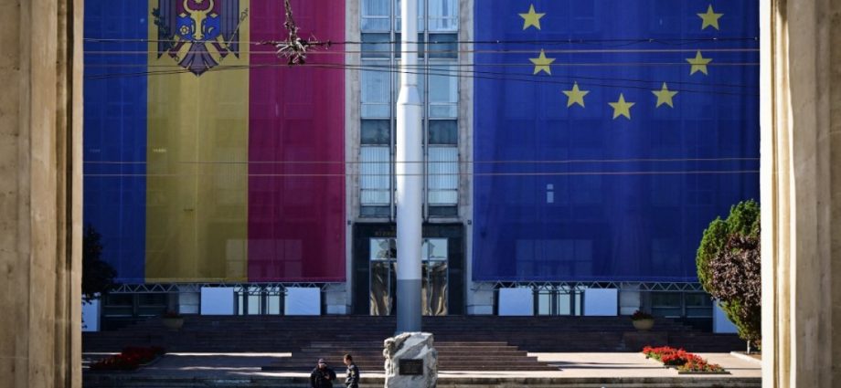 moldova-bans-pro-russian-parties-ahead-of-sunday’s-election