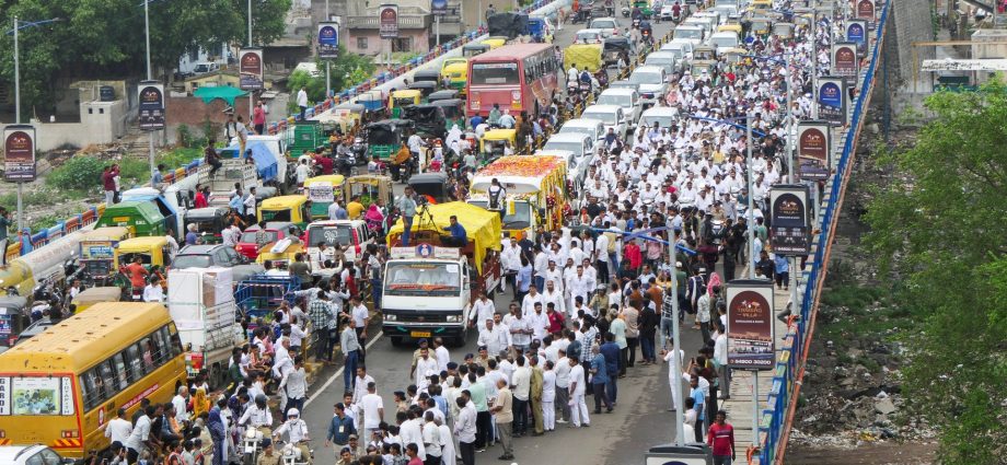 at-least-31-dead,-over-50-injured-at-indian-actor-politician-vijay’s-rally