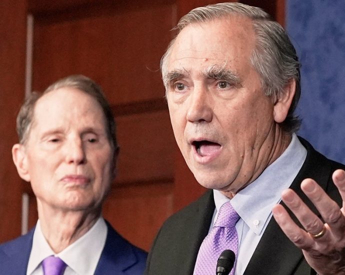 oregon-senators-slam-the-traitor’s-‘authoritarian’-takeover-after-he-vows-to-send-troops-to-portland