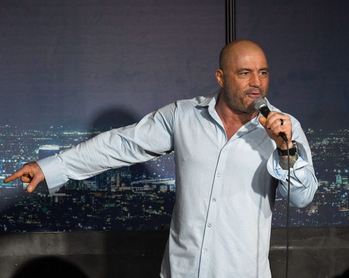 right-wing-media-praises-rogan,-but-he’s-just-talking-science