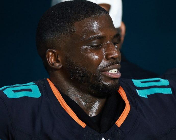 dolphins’-tyreek-hill-suffers-severe-knee-injury-against-jets-in-nfl