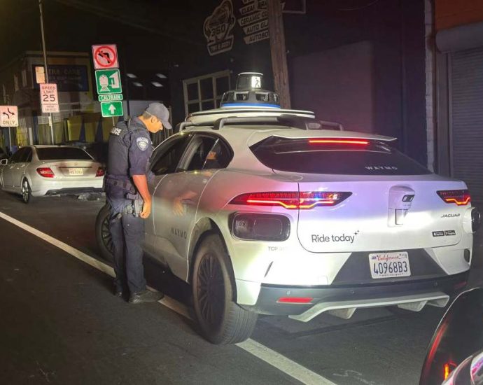 waymo-pulled-over-by-police-officer-during-dui-enforcement-operation