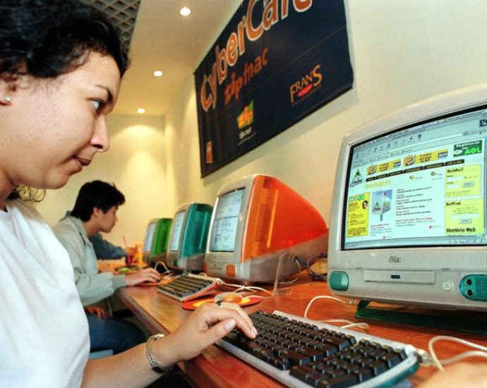 aol-pulls-the-plug-on-dial-up-internet-service-after-30+-years