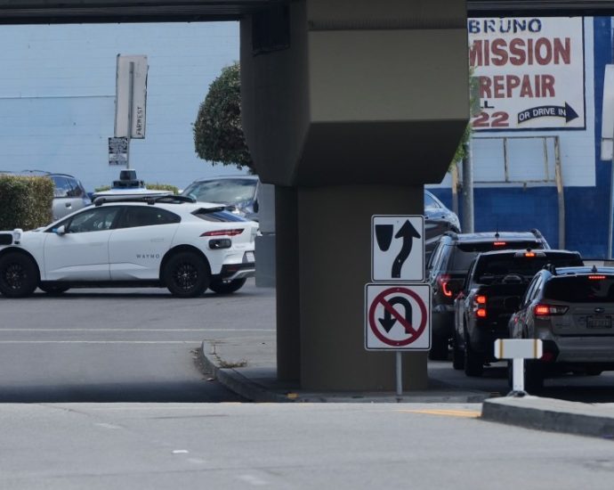 california-police-pull-over-a-self-driving-waymo-for-an-illegal-u-turn,-but-they-can’t-ticket