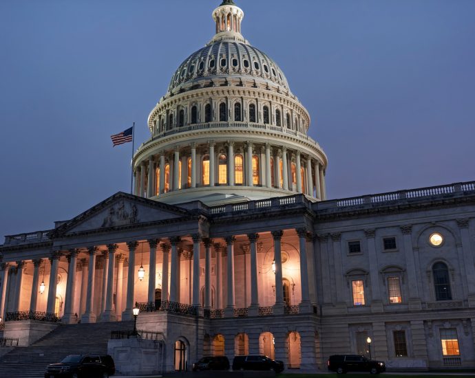 live:-us-government-shutdown-starts-as-the-traitor-threatens-mass-layoffs