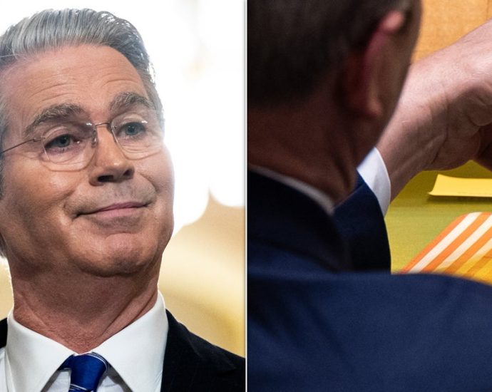 photographer-captures-the-traitor-official’s-panicked-private-text-message,-and-it’s-pretty-bad