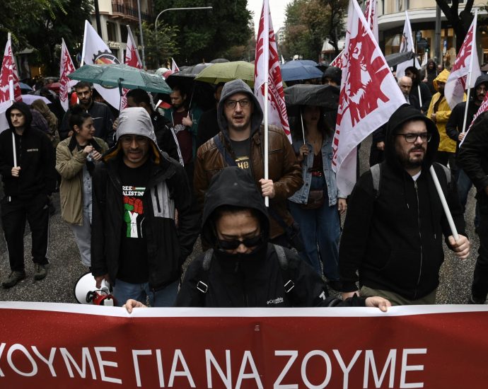 greece-labour-law-protests-bring-public-transport-to-a-halt