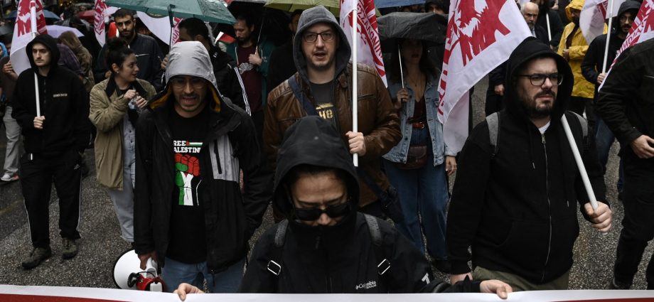 greece-labour-law-protests-bring-public-transport-to-a-halt