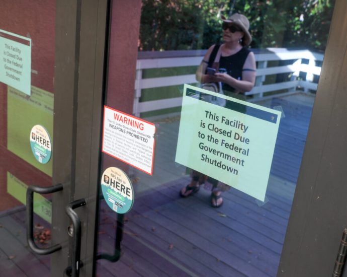 national-parks-are-staying-open-during-the-government-shutdown,-putting-visitors-and-resources-at-risk