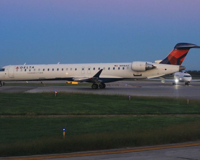 delta-connection-bombardier-crj900s-collide-at-laguardia-airport,-leaving-1-injured