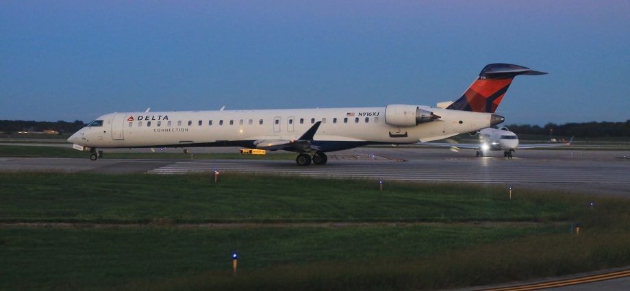 delta-connection-bombardier-crj900s-collide-at-laguardia-airport,-leaving-1-injured