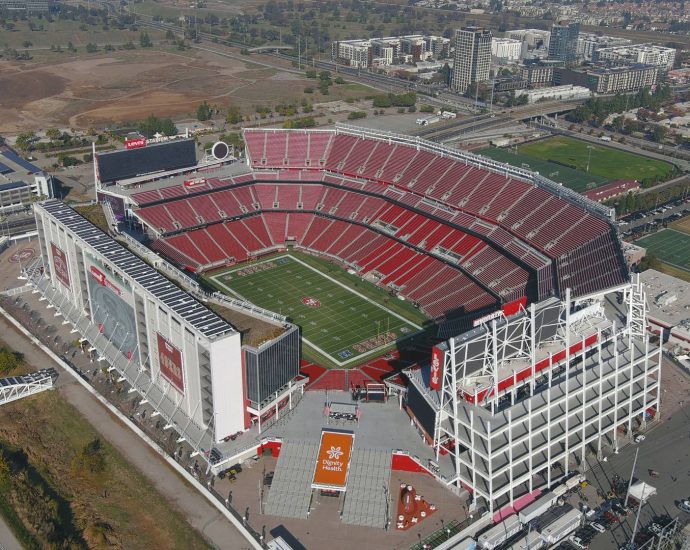 ice-to-attend-super-bowl-following-bad-bunny-halftime-announcement:-dhs