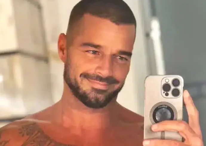ricky-martin-heats-up-instagram-with-steamy-shirtless-selfie,-and-nearly-breaks-the-internet