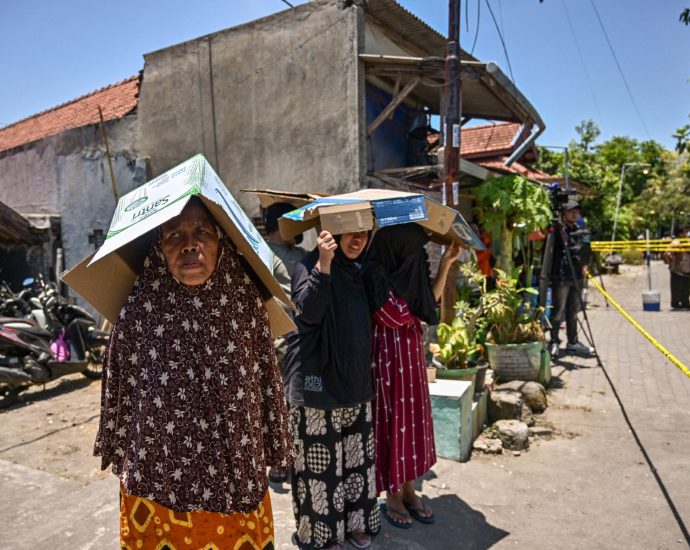 hopes-dim-for-survivors-after-indonesia-school-building-collapses