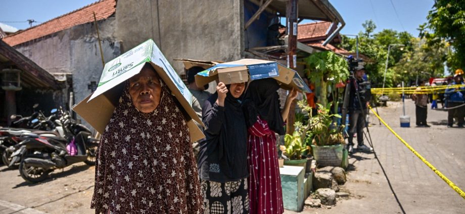 hopes-dim-for-survivors-after-indonesia-school-building-collapses